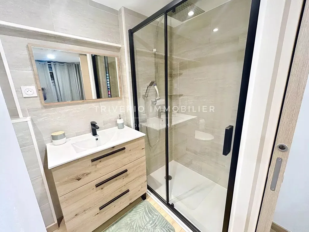 Salles de bain - Studio Rénové à Cannes, Proche Centre