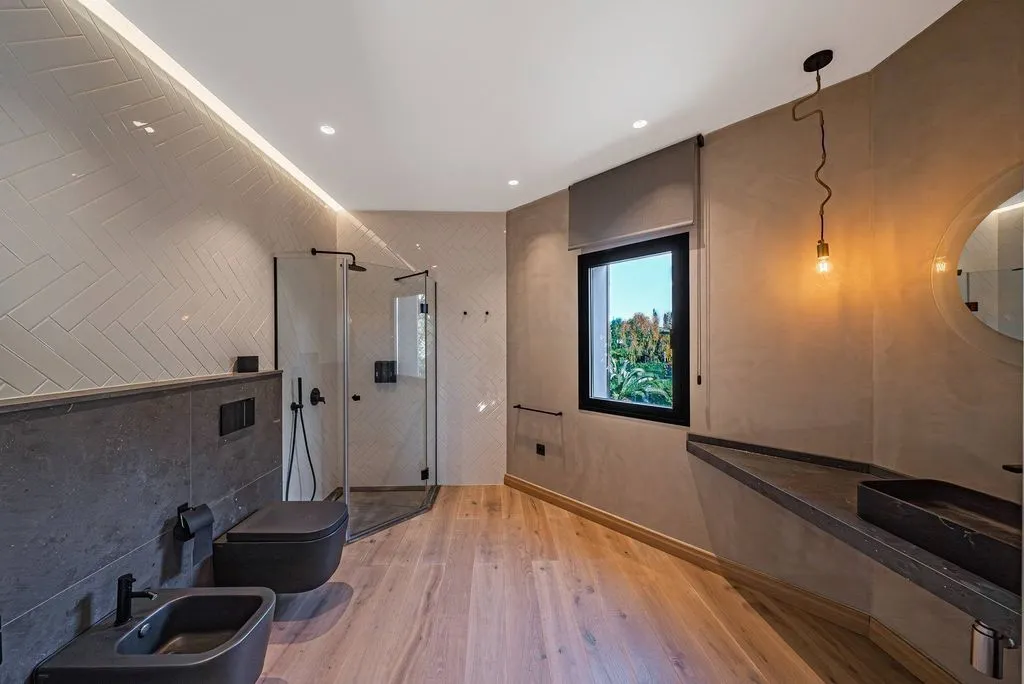 Bathrooms - 10-Bedroom Chalet with Pool in Guadalmina Baja
