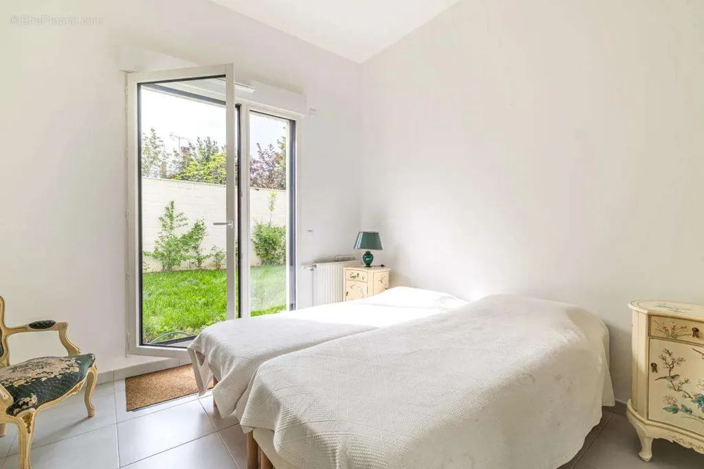Bedrooms - Modern Apartment with Garden in Orly