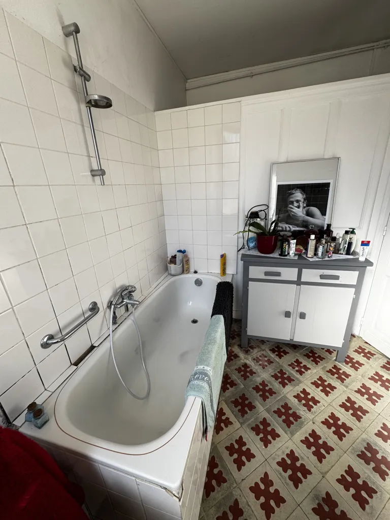 Bathrooms - 3-Unit Apartment Building in Voves
