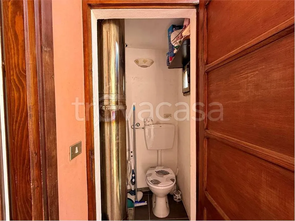 Salles de bain - Rustic Semi-detached House with Balcony in Armeno