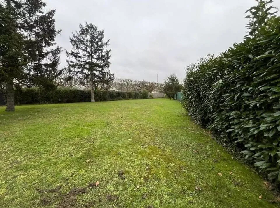 Aed - Viabilised Plot with Garden in Yerres