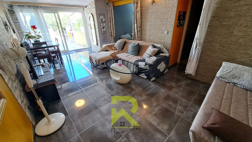 Séjour - Appartement Rénové avec Jardin à Narbonne-Plage