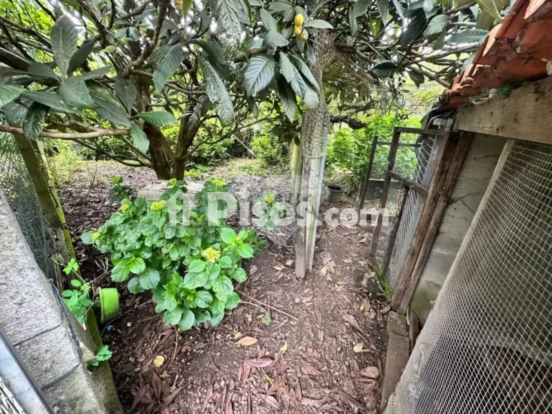 Jardin - Two-Storey House with Solar Panels in A Cañiza