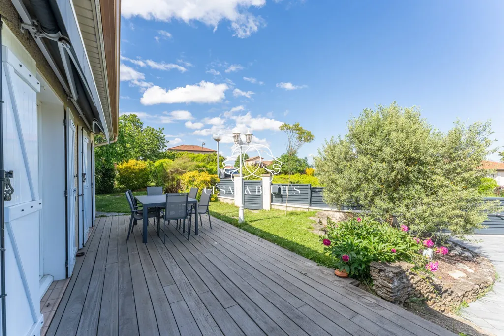 Terrasse - Maison avec Piscine et Pool House à Fleurieux-sur-l'Arbresle