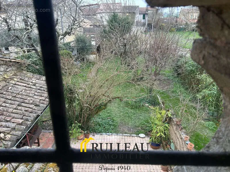 Aed - Charming Stone House with Garden in St-André-de-Cubzac