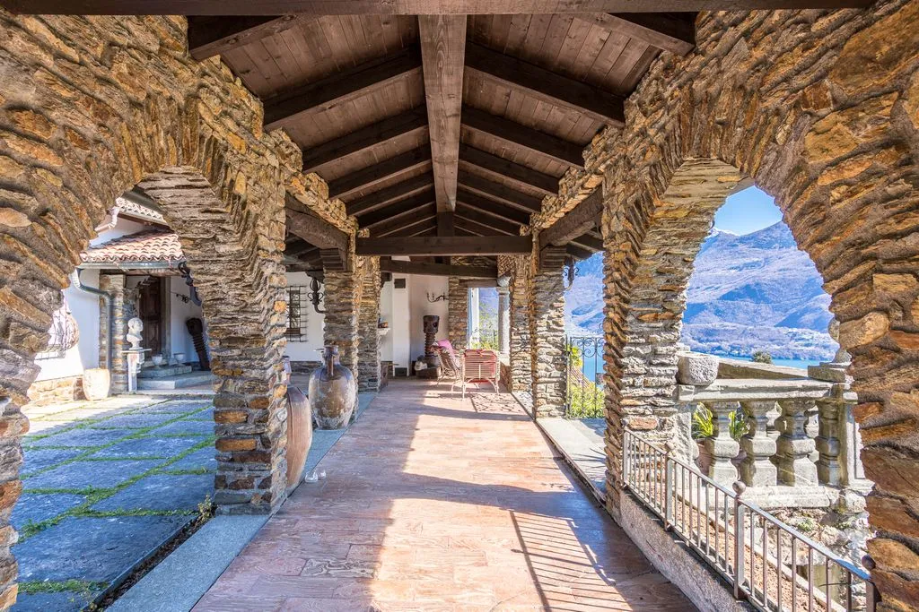 Terrasse - Luxury Villa with Lake View in Dongo