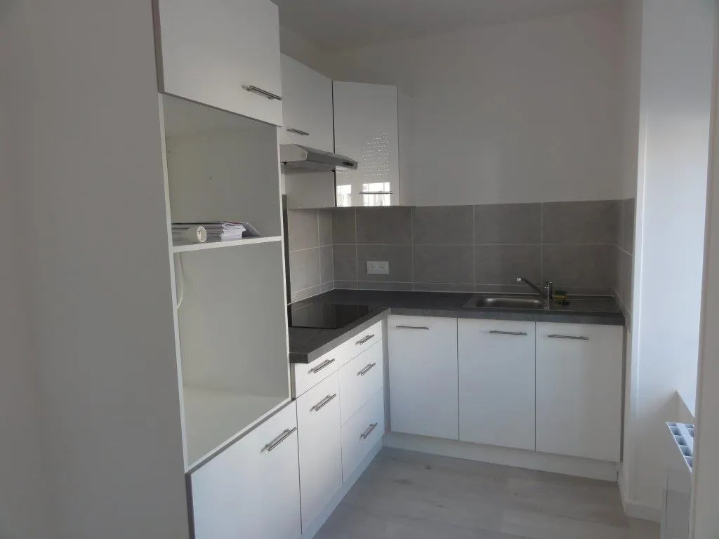 Kitchen - Modernised Apartment in Shopping Area