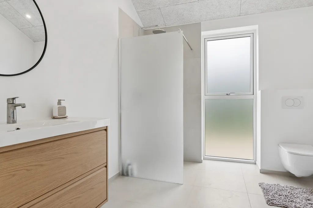 Salles de bain - New Summerhouse with Large Windows in Asserbo