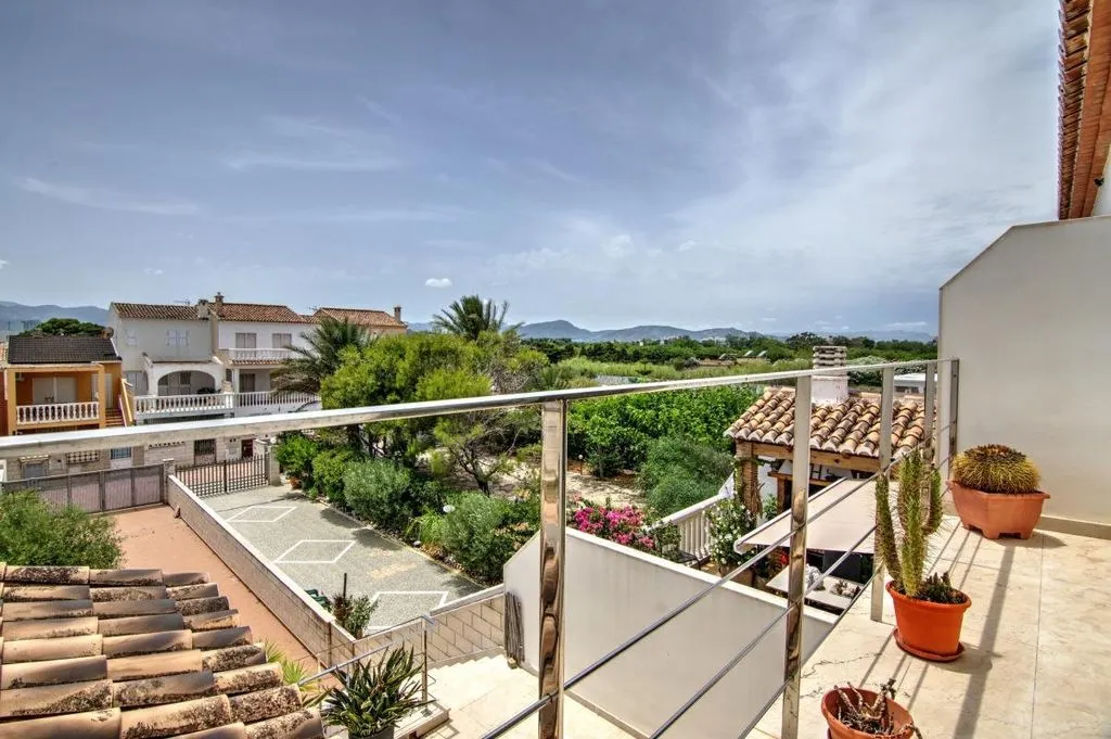Terrazza - Beachfront Villa with Sea Views in Oliva Nova