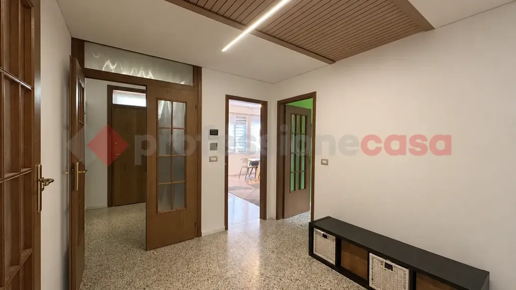 Hallway - Semi-detached Villa with Central Location in Opera