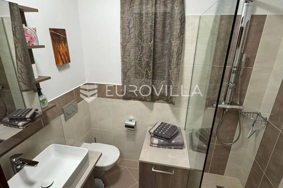Salles de bain - Luxury Penthouse with Plot in Bol Town Centre