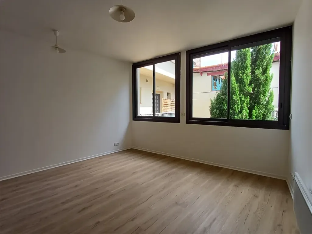 Rooms - City Centre Flat with Parking in Cadours