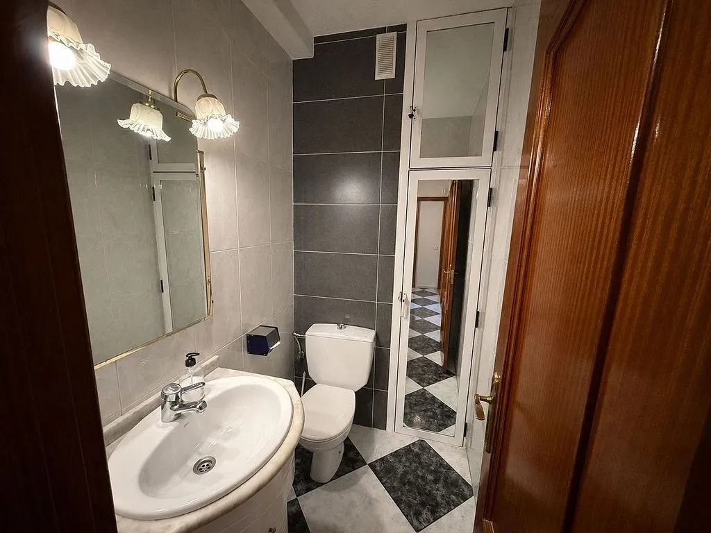Salles de bain - Apartment with Terrace in Canillejas, Madrid