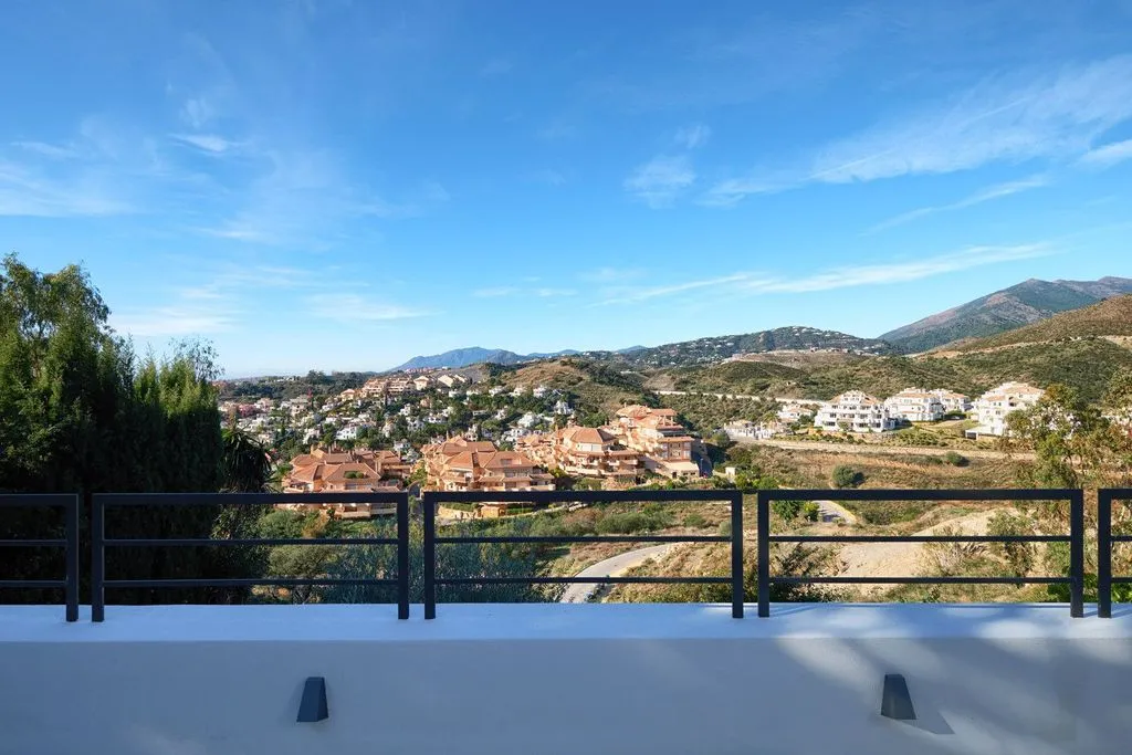 Balcon - Luxury Villa with Pool in Nueva Andalucía