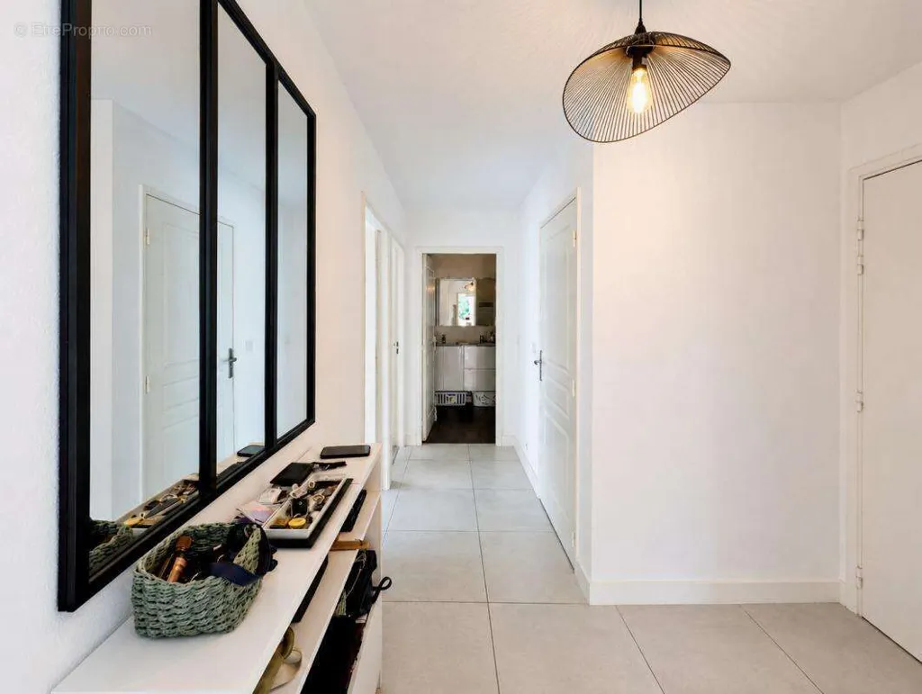 Entrée - Appartement avec Terrasse et Vue Château à Cagnes-Sur-Mer