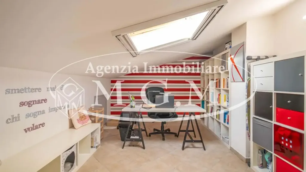 Bureau - Modernised Apartment with Mansard in Lavaiano