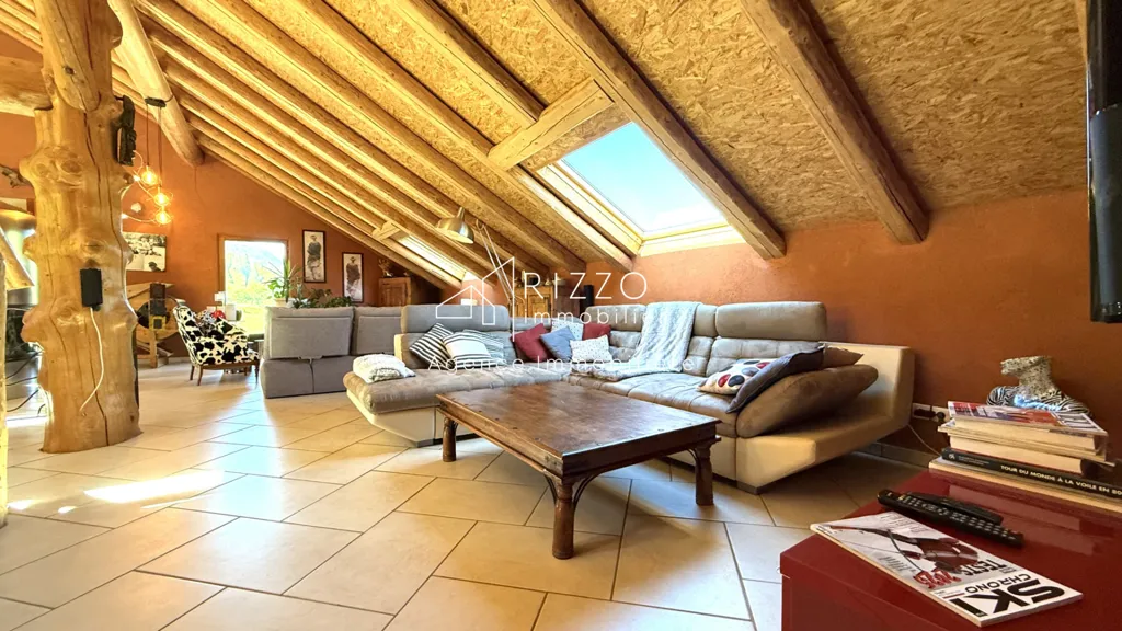 Living Room - House with Ski Access in Mijoux