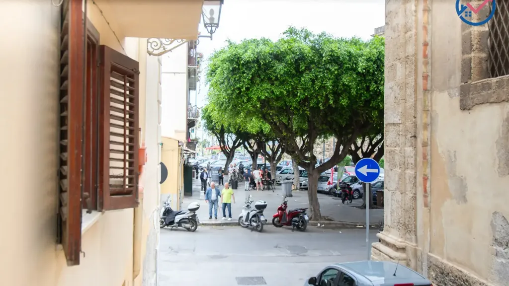 Exterior - Trilocale with Private Garage in Palermo