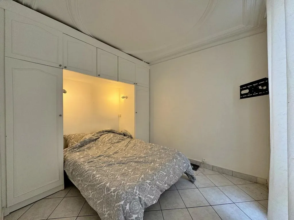 Chambres - Appartement Rénové avec Vue sur Jardin à Proximité de la Gare RER E