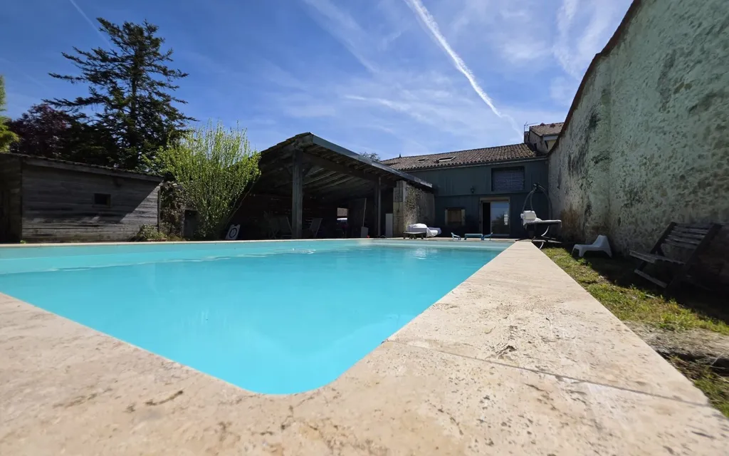 Piscine - Maison en Pierre Rénovée avec Piscine à Blasimon
