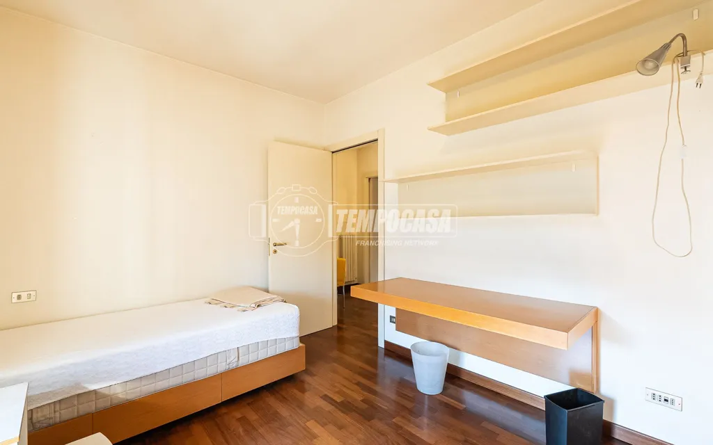 Chambres - Mansard Apartment with Balcony in Mariano Comense