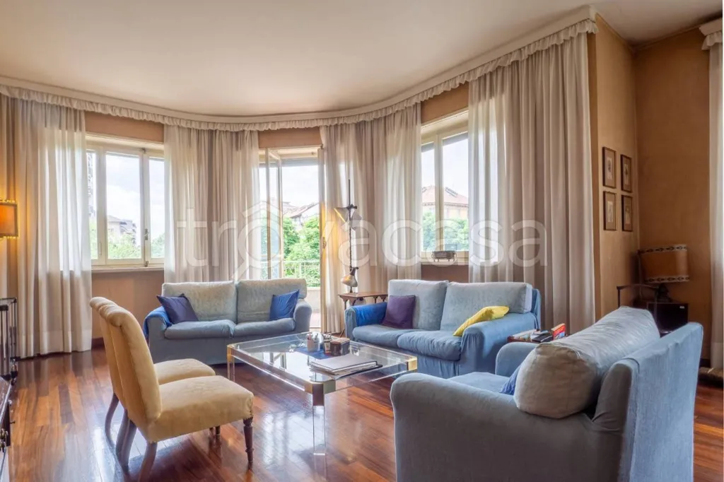 Soggiorno - Apartment with Balcony in Turin's Crocetta