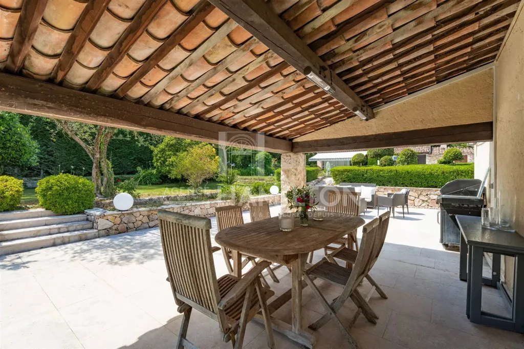 Terrasse - Villa Luxueuse avec Piscine à Châteauneuf-Grasse