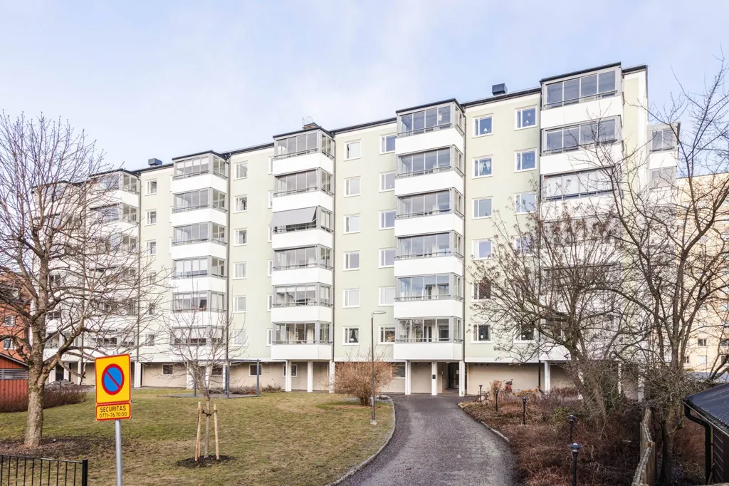 Modern Flat with South-Facing Balcony in Norr