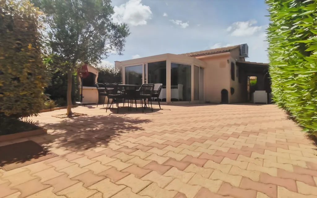 Terrasse - Maison avec Jardin Privatif à Vendres