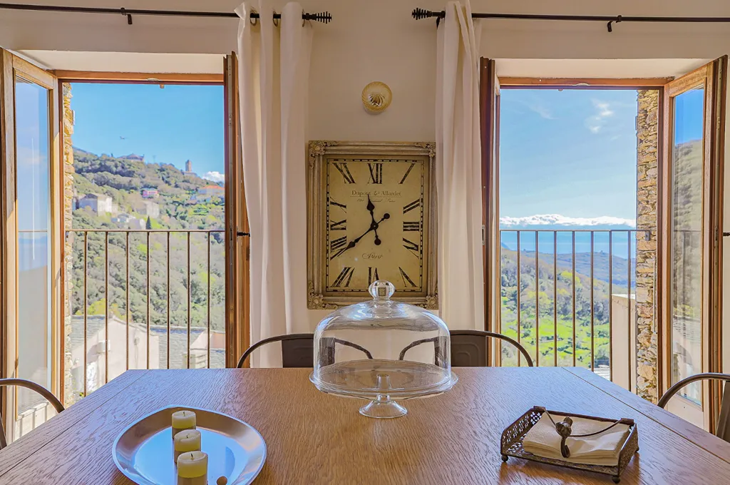 Salle à manger - Maison de Luxe avec Piscine et Vue Mer à Centuri