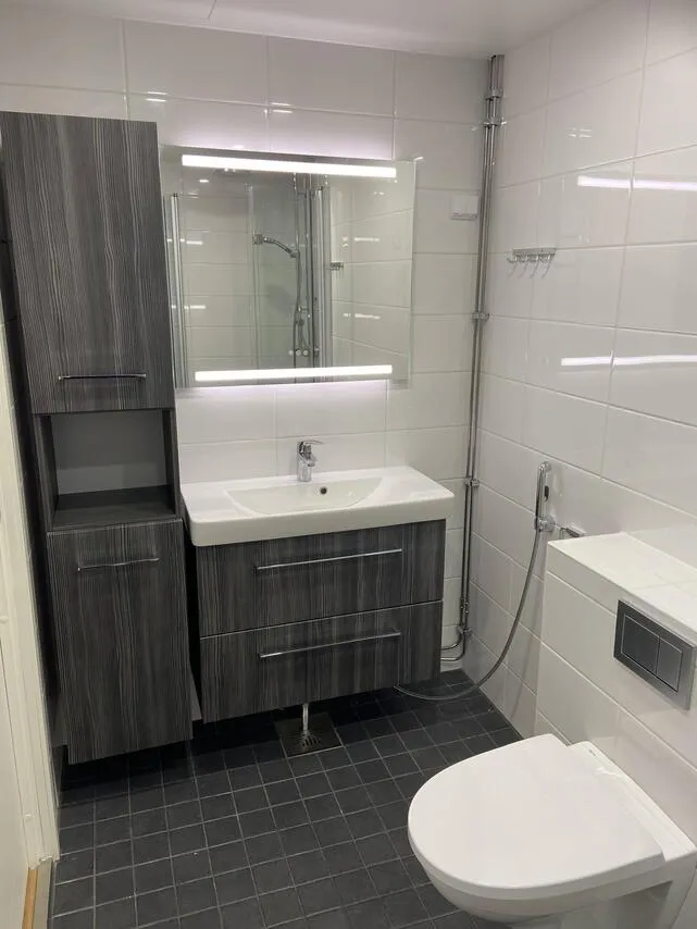 Salles de bain - Apartment with Balcony in Koskela, Helsinki