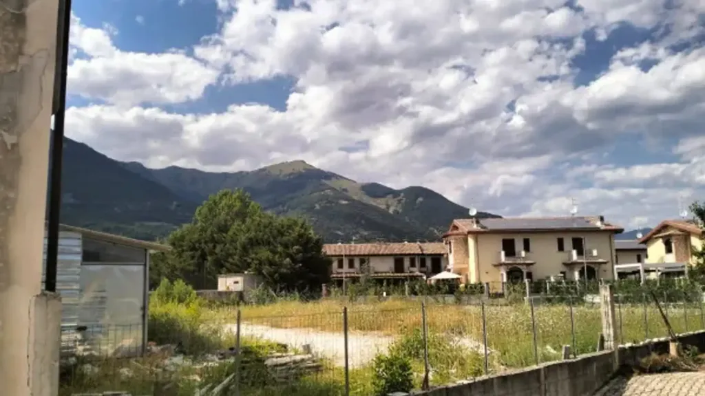 Rõdu - Family Home with Potential in Castel Di Sangro