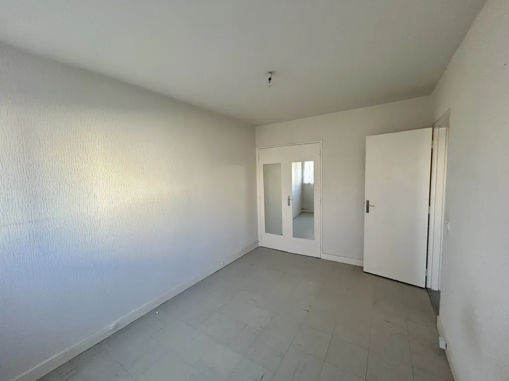 Toad - 3-Bed Apartment with Balcony in Palaiseau