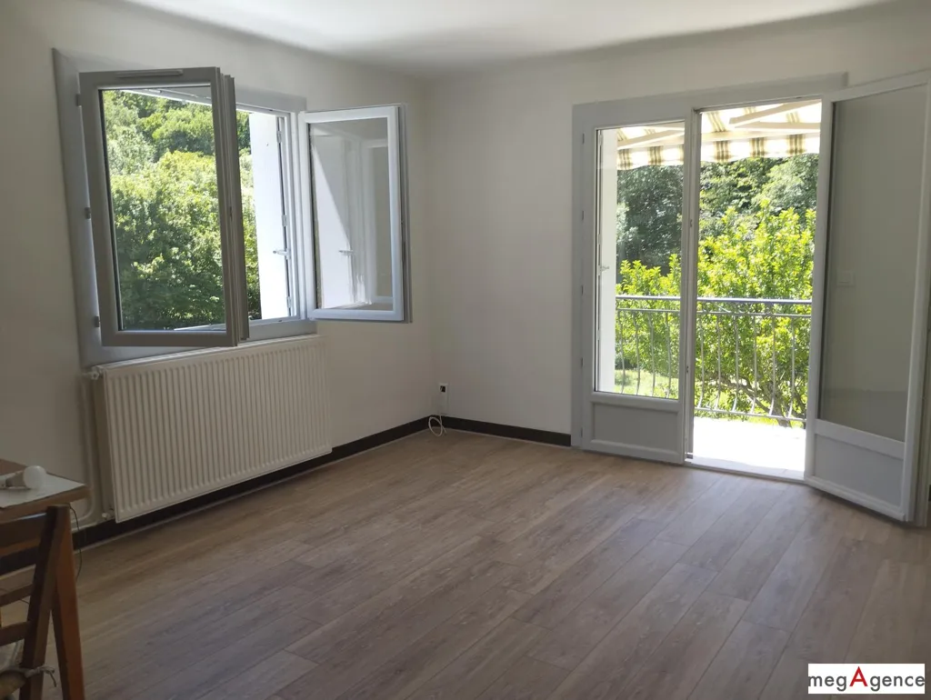 Toad - Rénovée Maison with River View in Florac