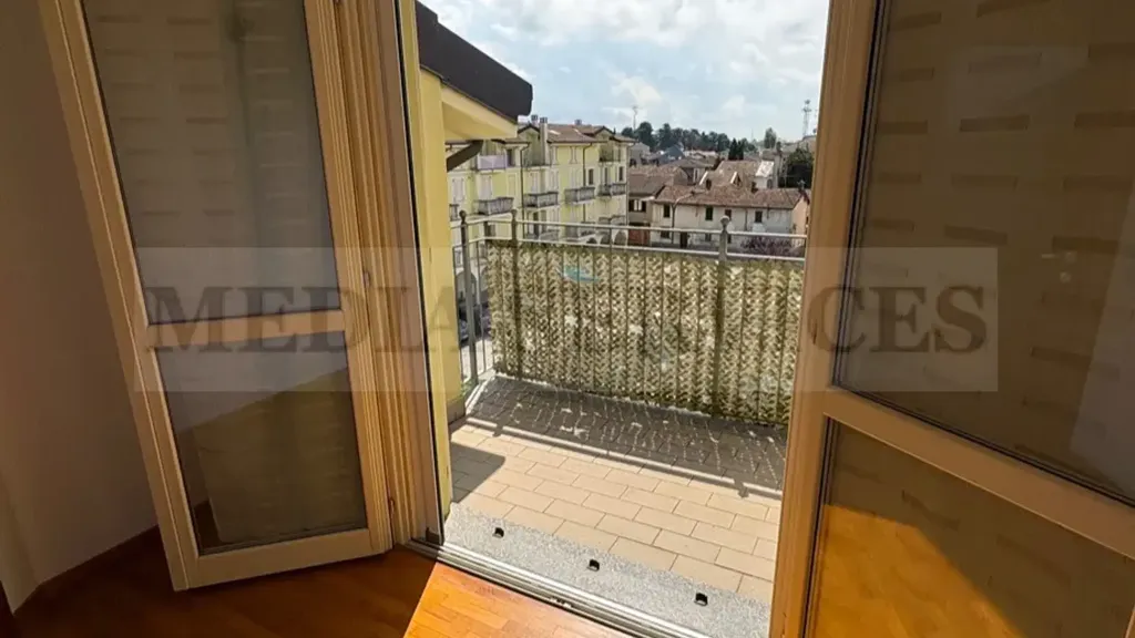 Balcon - Prestigious Apartment with Balcony in Garlasco