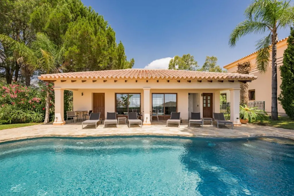 Bassein - Mediterranean Villa with Private Helipad in Ojén