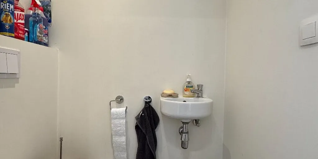 Salles de bain - Studio avec Salle de Nuit à Evere, Vue Imprenable