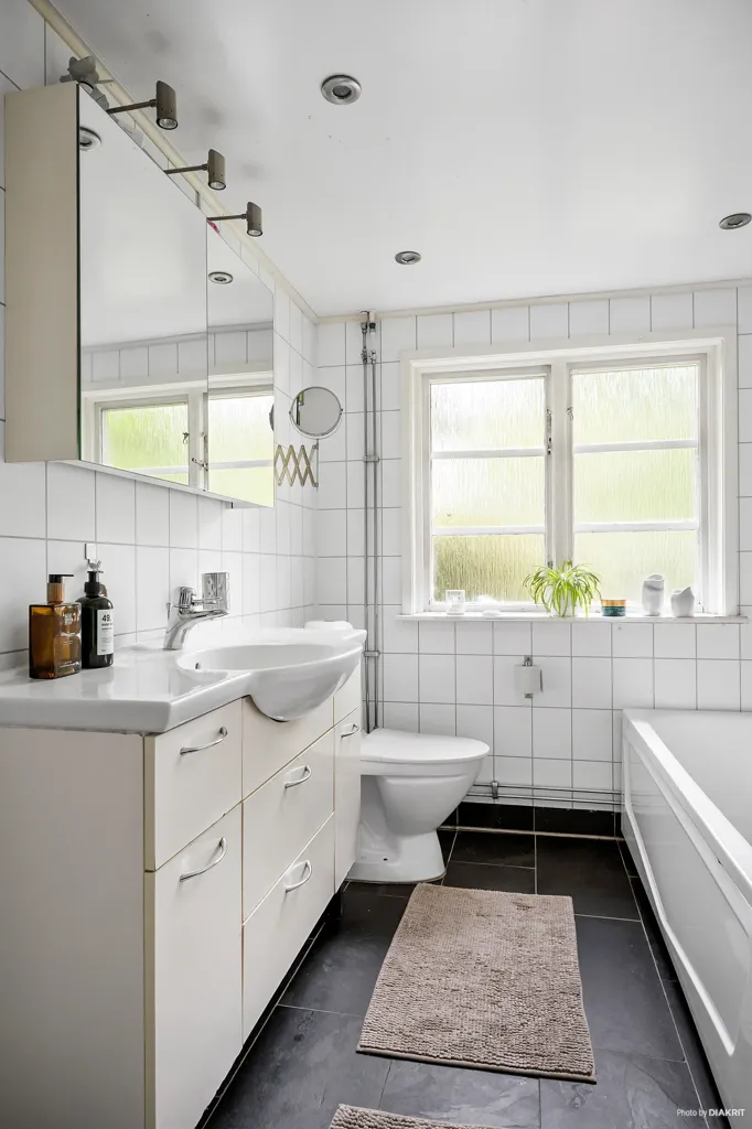 Salles de bain - Charming Yellow Cottage with Orchard in Scania