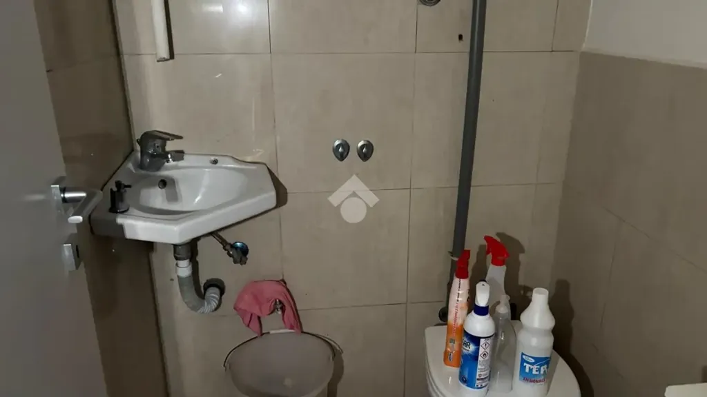 Salles de bain - Commercial Space with 4 Windows in Castellammare di Stabia