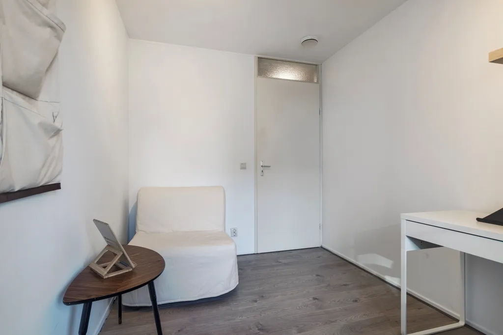 Bureau - 2-Bedroom Apartment with Balcony in Rotterdam