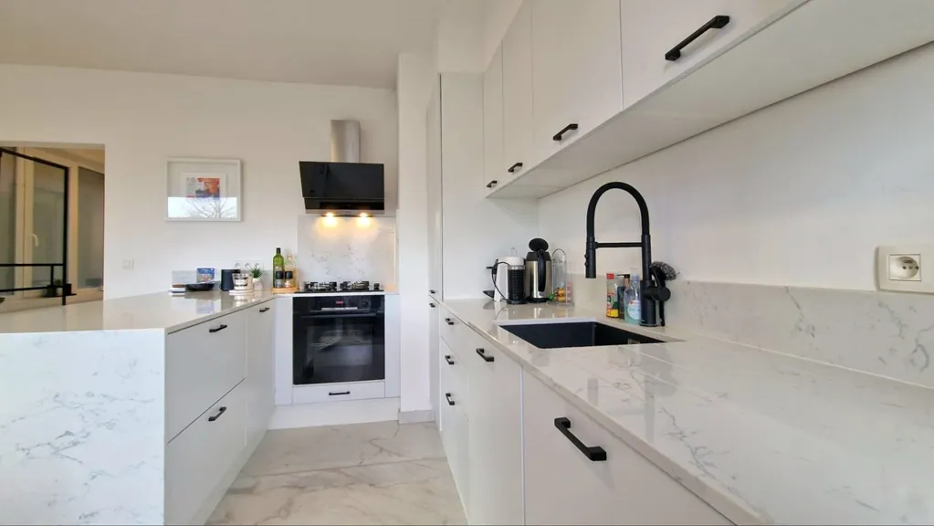 Köök - Renovated Apartment with Terrace in De Panne