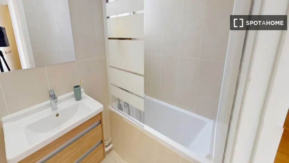 Bagni - Room in Parisian Shared House