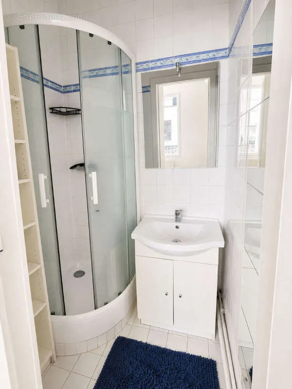 Bathrooms - Professional Office near Parc de la Planchette