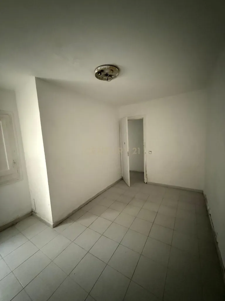 Pièces - Apartment with Balcony for Renovation in Centre