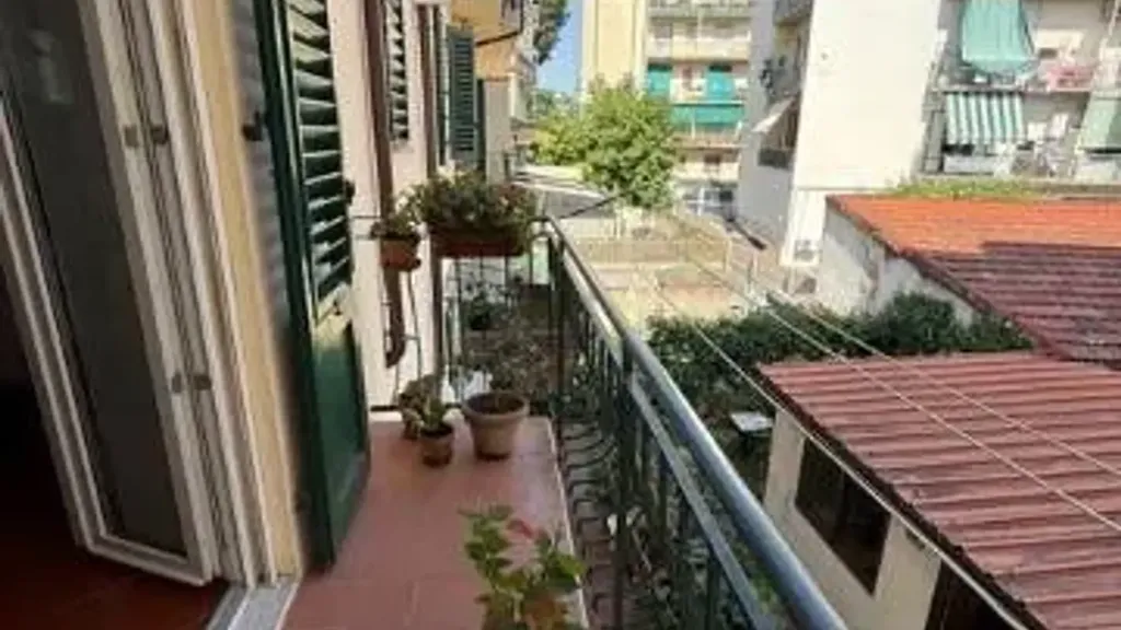 Rõdu - Completely Ristrutturated Apartment with Balcony in Florence