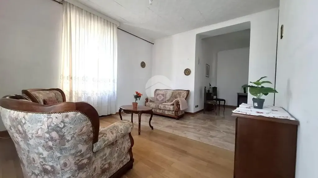 Soggiorno - Appartamento con balcone in centro a Voghera