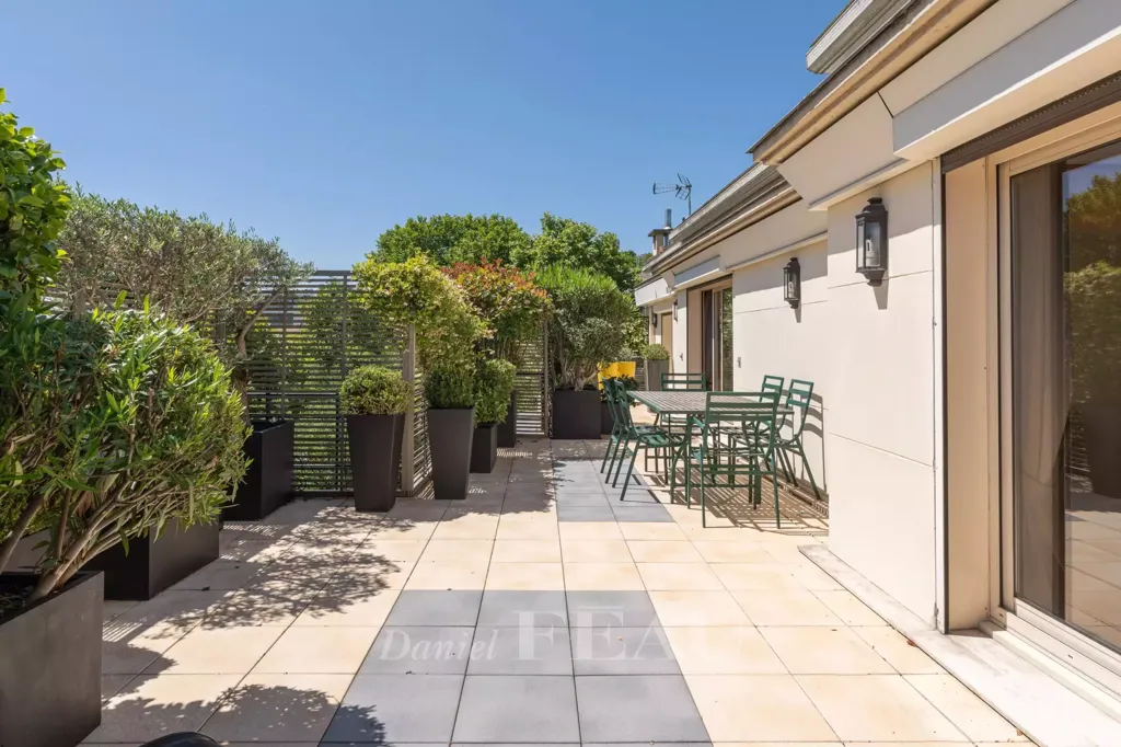 Terrass - Mansion with Swimming Pool in Neuilly-sur-Seine