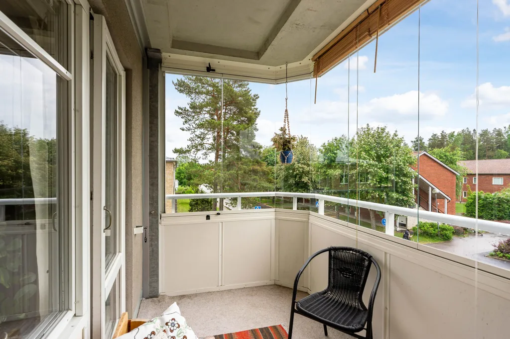 Rõdu - Well-Planned Gable Flat with South-Facing Balcony in Örbyhus