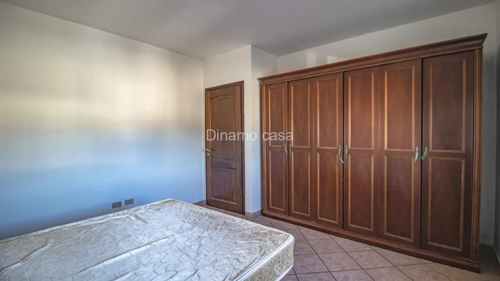 Chambres - Apartment with Industrial Warehouse in Carmignano
